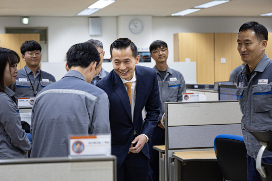 김동관(가운데) 한화그룹 부회장이 경남 거제에 소재한 한화오션 옥포조선소를 방문해 임직원들을 격려하고 있다. 한화그룹 제공